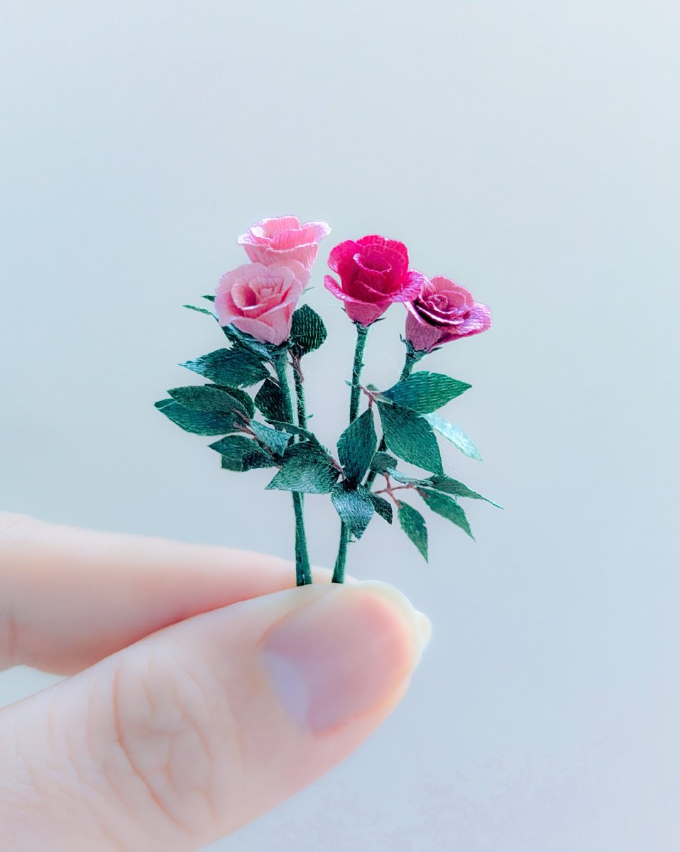 いつもより二回りくらい大きめの、刺繍糸だけで作ったバラ✾
このバラ、来年１月と２月のオンラインレッスンで作りますよー！
日程が合わない方は、アーカイブ視聴のみの申込みもOKです！