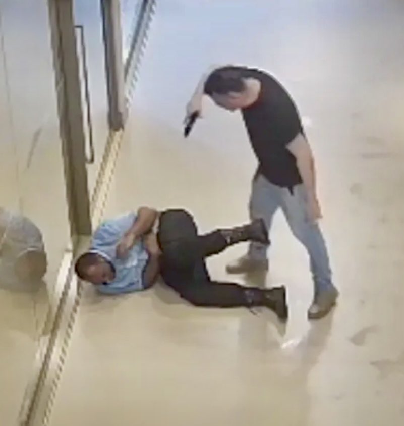 paulodetarsog's tweet image. Palmas, Tocantins.

O cara executou um segurança do mercado, desarmado, porque foi reclamar com ele que não poderia estacionar a sua caminhonete de luxo num determinado local.

Este é o retrato de uma geração mimada que não suporta ser contrariada.