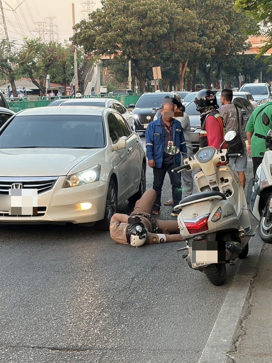 js100radio's tweet image. 06.40 น. #อุบัติเหตุ #ถนนพัฒนาการ ขาออก ช่วง แยกพัฒนาการ &amp;gt;สน.ประเวศ ที่บริเวณตรงข้ามรร.เตรียมอุดมศึกษาพัฒนาการ จนท.ตร.จราจรโดนรถชน ขวางช่องทางซ้าย #รถติด 

( Cr. Nok2499 ,สวนหลวง วันนี้)