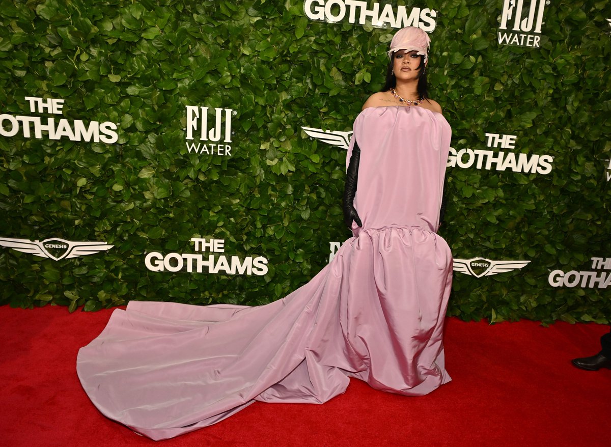metgalacrave's tweet image. Rihanna at the Gotham Film Awards.