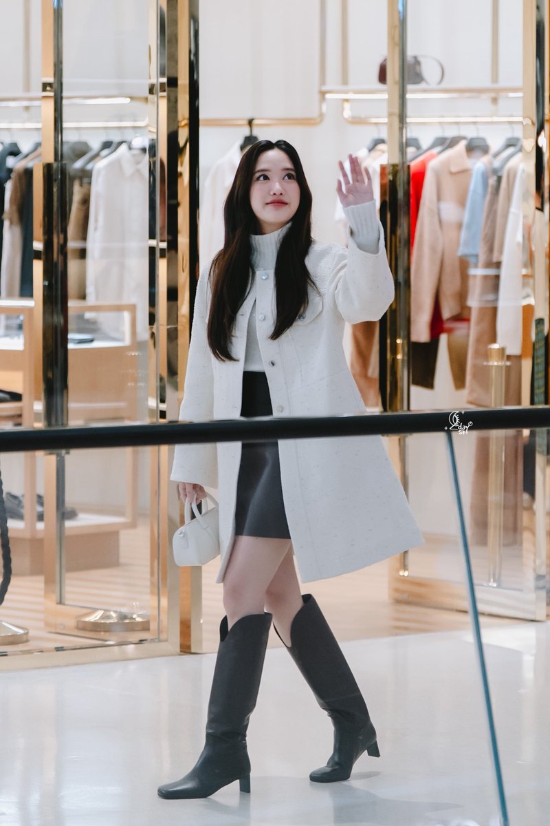 JISOOFOREVER7's tweet image. ก่อนไปทำงาน ☺️

SAROCHA JOIN LONGCHAMP SS26
#LongChampSS26xFreen
#srchafreen