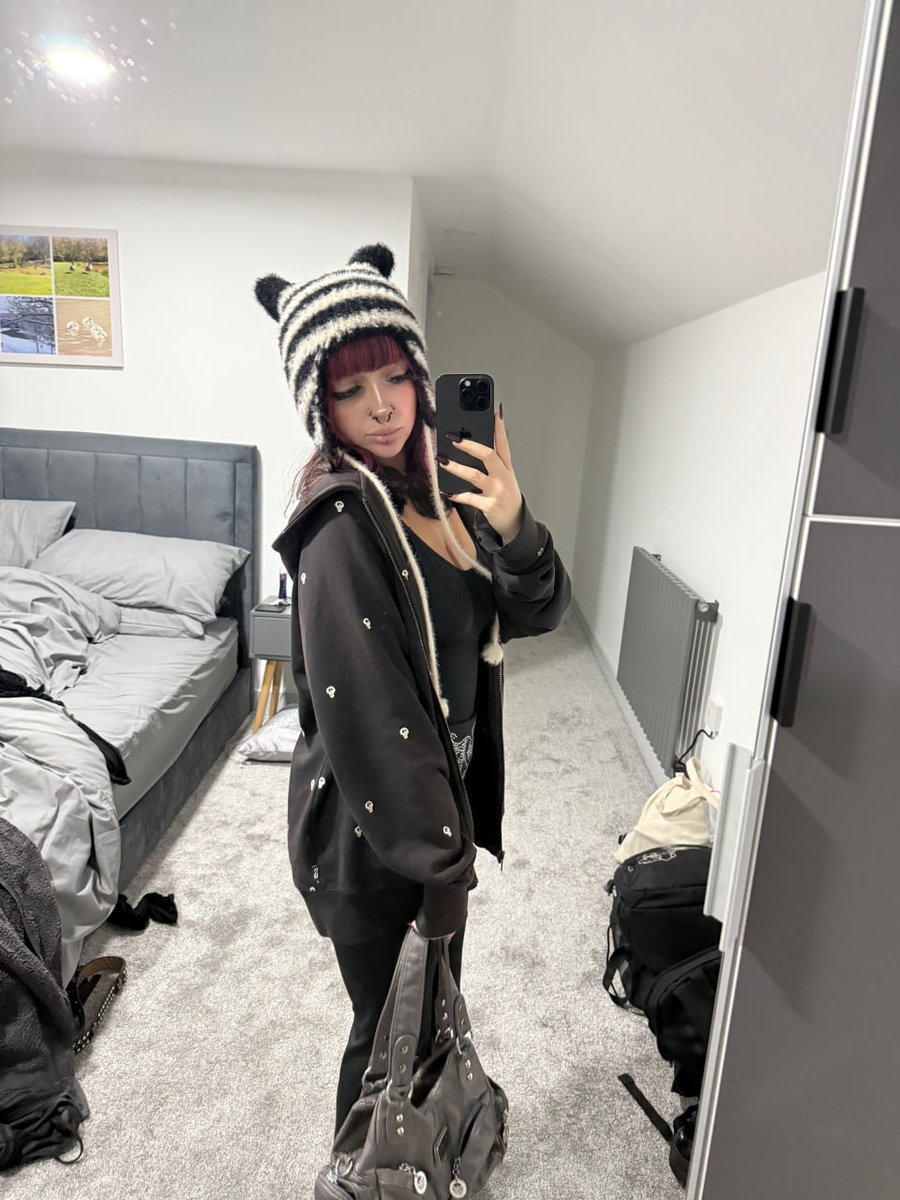 lucyyflutter's tweet image. All black but never boring.