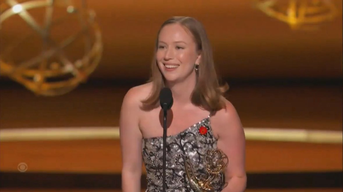 BuzzingPop's tweet image. Sadie Sink chose Hannah Einbinder’s Emmy speech about “F*ck Ice, Free Palestine”, as the best award-season speech.