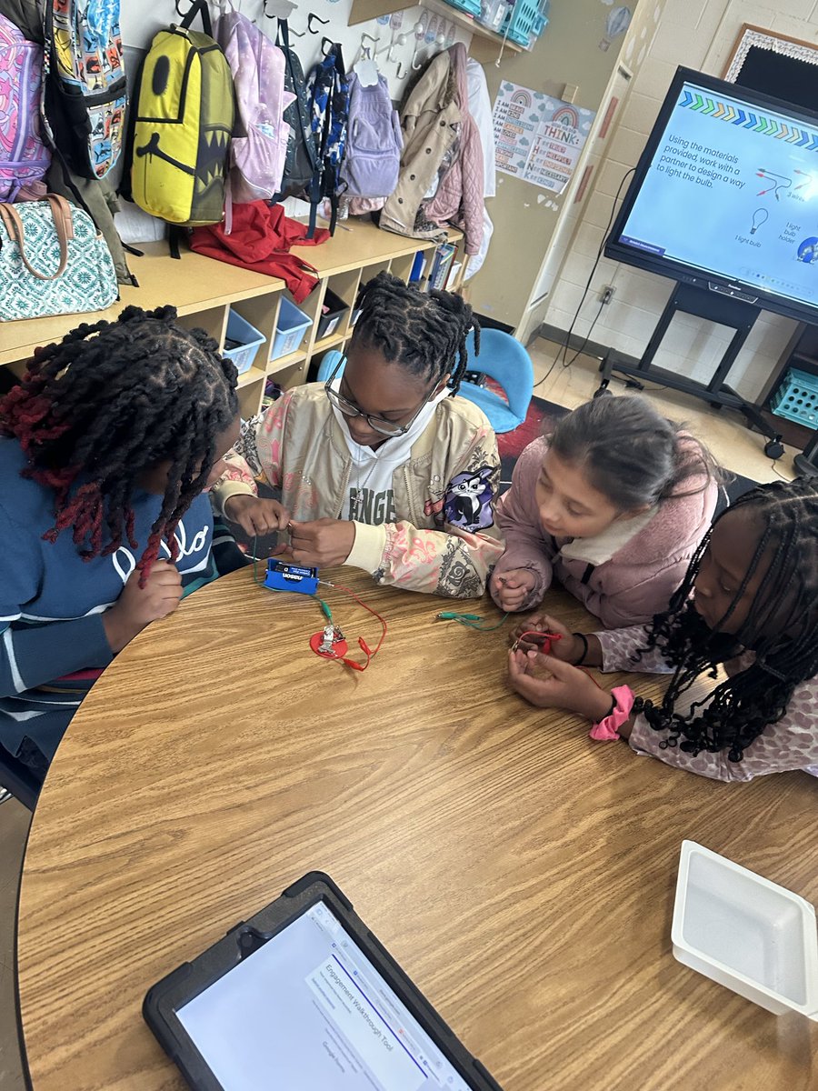 LaburnumES's tweet image. Hands on science! Learning about electrical circuits!