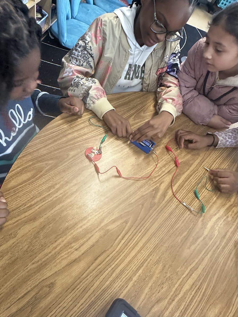 LaburnumES's tweet image. Hands on science! Learning about electrical circuits!