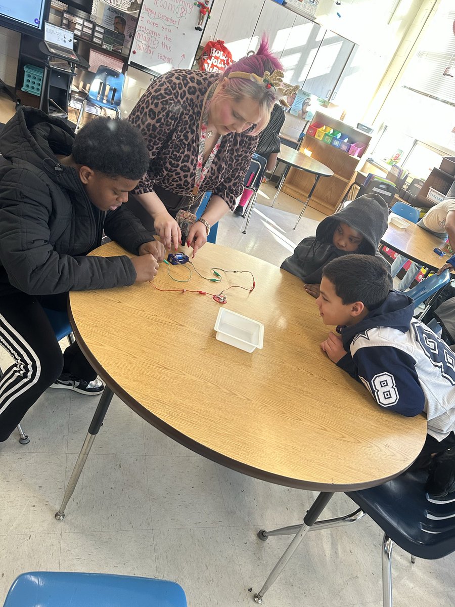 LaburnumES's tweet image. Hands on science! Learning about electrical circuits!