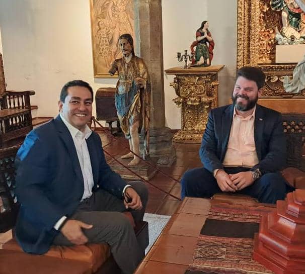 #Fidel jamás posó para pintor alguno, sin embargo lo hizo en 4 ocasiones con #Guayasamín, a quien llamó el hombre más noble, generoso y humano que había conocido.

Hoy, en el mismo sitio donde se sentaban, estamos sus nietos honrando la profunda amistad que los unió.