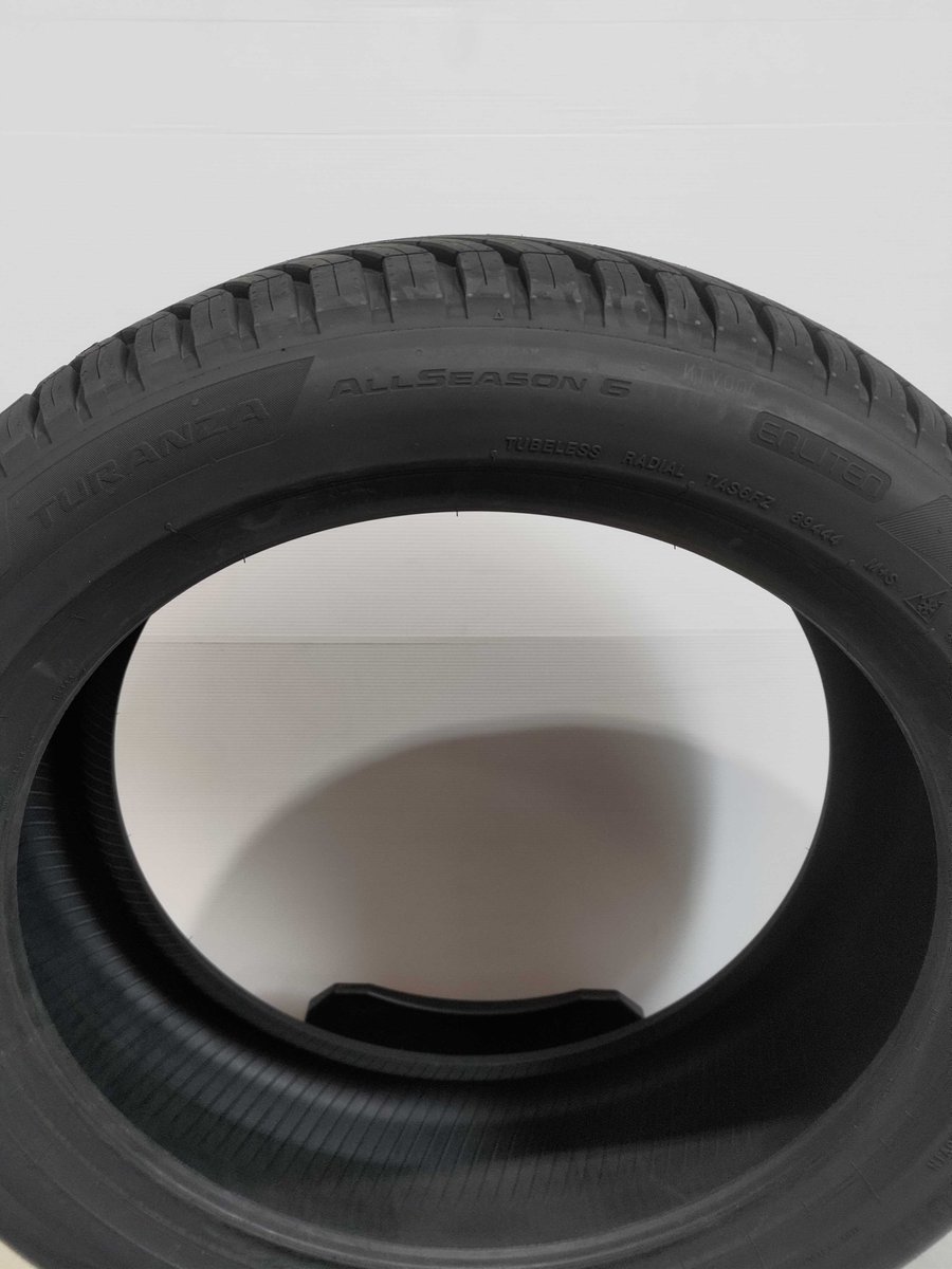 ＼ 四季を通して使える万能タイヤ🌦️ ／
#ブリヂストン 『トランザ オールシーズン 6』

✔ 雪をしっかり噛むV字トレッドで排水性UP
✔ メイン溝のくぼみで雪道グリップが向上
✔ ENLITENテクノロジー採用でEVにも対応

#タイヤ交換 ＃プレミアムタイヤ #オールシーズン
tirewheel-ec.com/category/B_TUR…