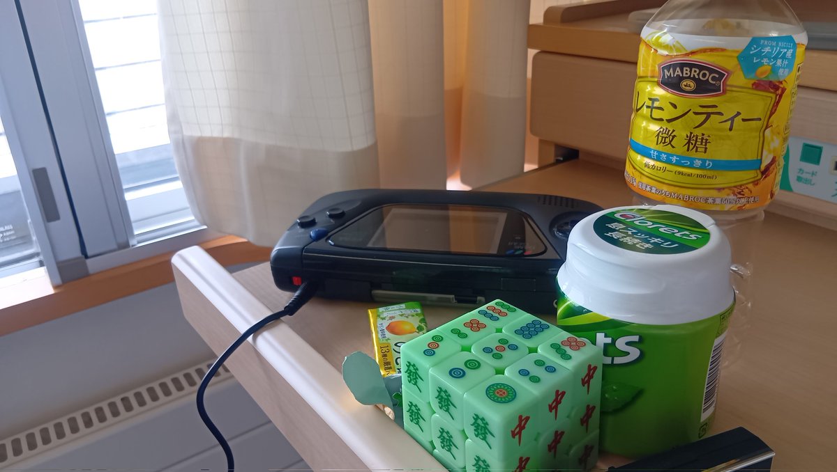 今、回診に来た医者の先生が置いてあったゲームギアに反応。
先生「うお～懐かしい!ゲームギア!動くんですよね?」
オレ「はい、退屈しのぎに。」
先生「懐かしい物を見せて貰いました!」

先生の歳は見た目40代くらいかなぁ。
ゲームギアを知っている人に会えてちょっぴり嬉しくなりました。(^-^)