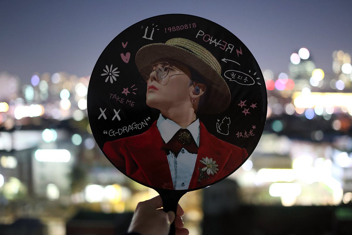 Number_GGG's tweet photo. [𝐍𝐮𝐦𝐛𝐞𝐫𝐆] 𝐂𝐡𝐞𝐞𝐫𝐢𝐧𝐠 𝐟𝐚𝐧 𝐟𝐨𝐫 𝐆𝐃  ⌣̈⃝︠♥

GD 응원팬 현장수령 문의도 들어와
국내배송/현장수령으로 주문 추가오픈합니다.

💗ORDER: 
2025.12.01-12.03(수)(3일간)

🔗한국어: https://t.co/b0jTAG17IY
🔗ENG: https://t.co/4PfuFU2USp
🔗日本語: https://t.co/FS9Gt4VqXd
🔗中文: https://t.co/R70oOQ6UZZ

수요조사 폼을 작성하지 않은분도 구매가능합니다.
✉️ numberg-gd@naver.com

𝗚𝗗 𝟮𝟬𝟮𝟱 𝙒𝙤𝙧𝙡𝙙 𝙏𝙊𝙐𝙍 [Ü𝖻𝖾𝗋𝗆𝖾𝗇𝗌𝖼𝗁] 
ɪɴ sᴇᴏᴜʟ : ᴇɴᴄᴏʀᴇ