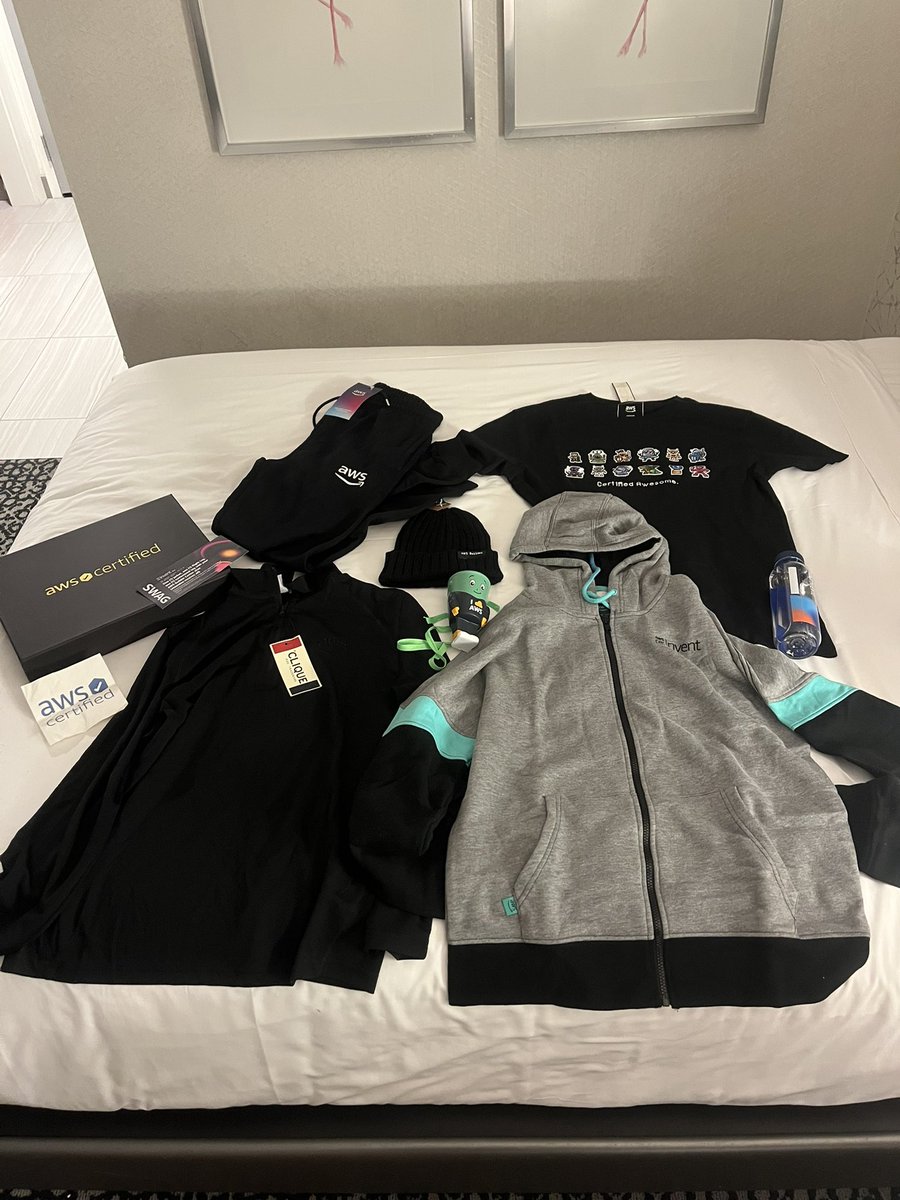 riseaws14's tweet photo. 初日のSWAGと普通にお店で買ったやつたち
#AWSreInvent https://t.co/0Oif5ncuDz
