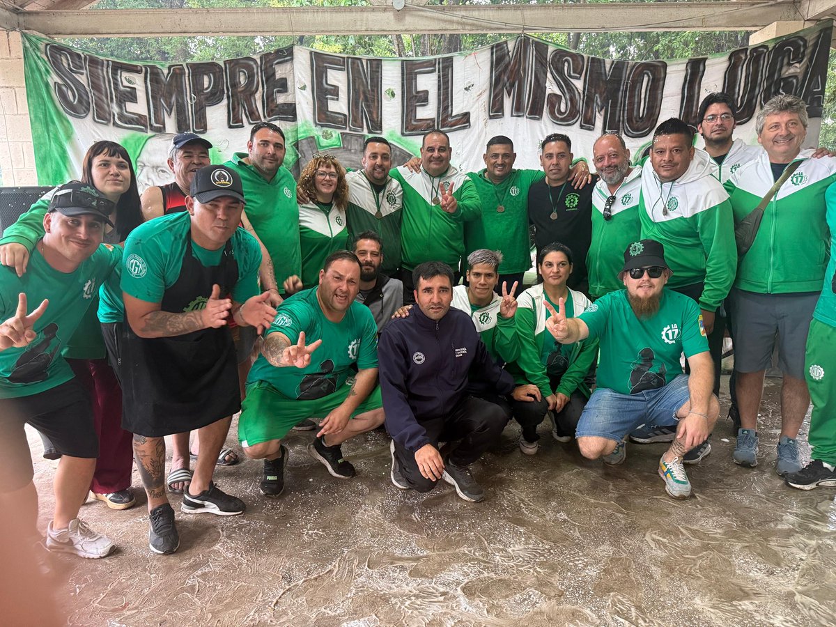 🏆 Fútbol Interfábrica: más de 30 equipos y 800 metalúrgicos jugando en el nuevo Centro “17 de noviembre” ⚽🔥.
Faraday pasó por penales y Gora ganó su semi 2-0.
En la final, Gora marcó el gol agónico y “Dibu” Martínez evitó el empate 🧤⚽💙