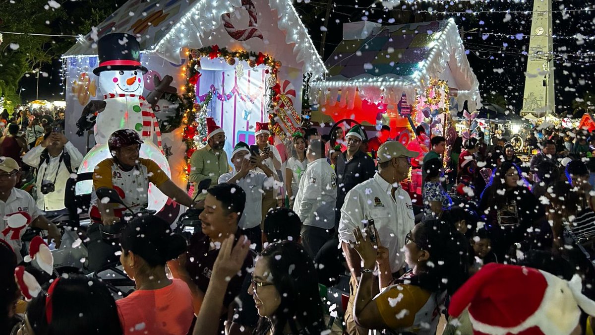 ❄️🎄 ¡Chetumal ya vive la magia! 🌟
La Villa Navideña fue cubierta de “nieve”, sorprendiendo a chicos y grandes. ⛄✨

Ángel Castilla
