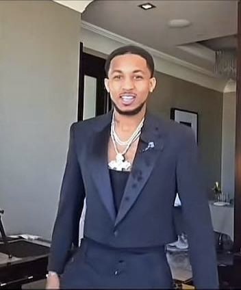 😭😭 how about dis suit again