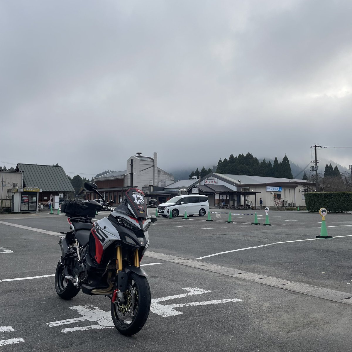 まぁ…恒例の美山 笑
ぼっちツーリング🏍️💨
今日はちょっと北へ向けて
足を伸ばそうかな…

#ducati
#ducatikyoto
#ドゥカティ
#MULTISTRADA
#MULTISTRADAV4RS
#ムルティストラーダ
#繋がれDUCATIの輪2024
#京都
#ドゥカティ京都