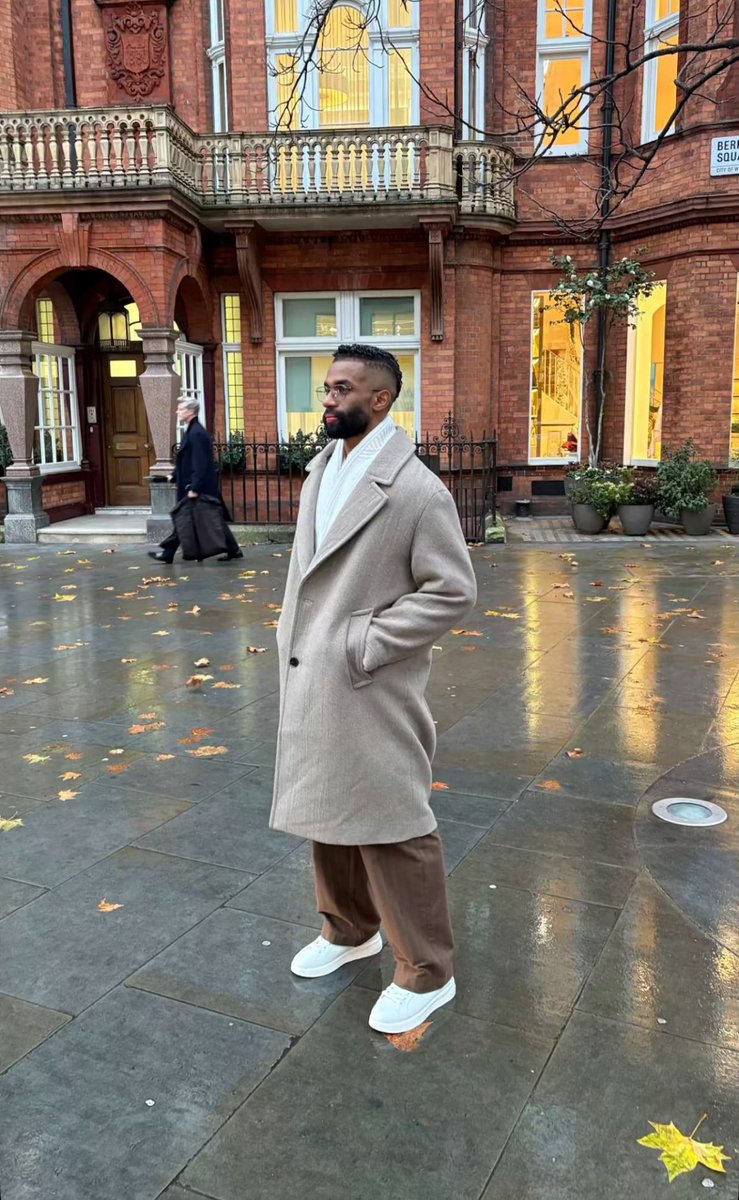 AImodrj's tweet image. عوض الناشري يستعرض اناقته في لندن 🇬🇧