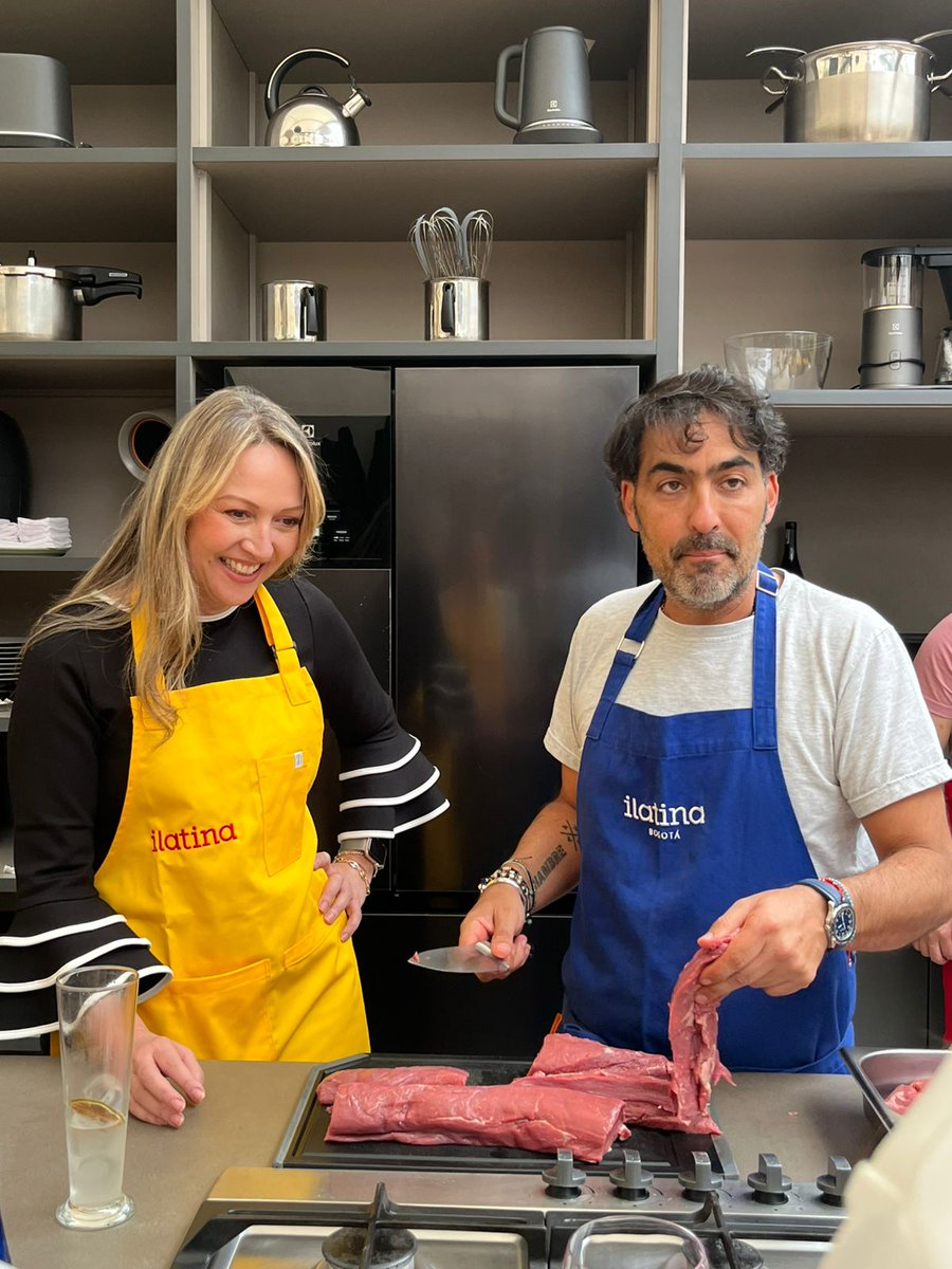 AnatoNacional's tweet photo. #AEstaHora | @PaulaCortesC, presidente ejecutiva de ANATO y la Junta Directiva de la Asociación, se encuentran en una actividad de cierre de Fin de Año, en el Restaurante ilatina de la mano de @ChefCarpentier, quien les ha enseñado técnicas de cocina para preparar un delicioso lomo salteado peruano. 🍽️🧑‍🍳