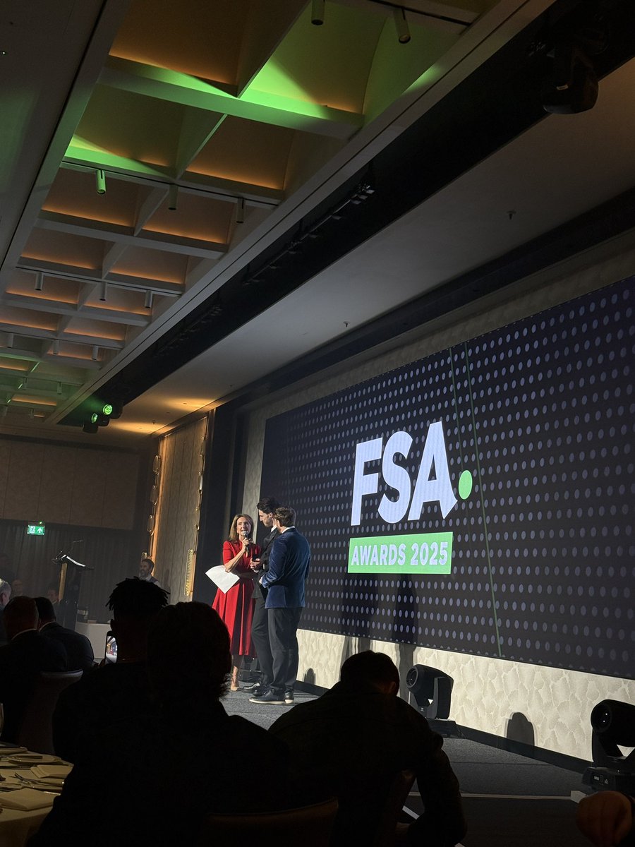 iamAlexHowell's tweet image. Declan Rice picking up the @WeAreTheFSA men’s player of the year award #AFC