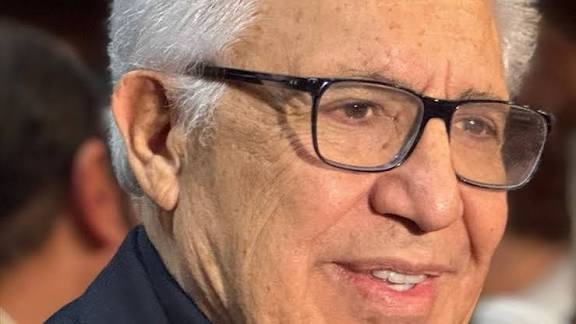 CHP'li  Zülfü Livaneli'den şaşırtan açıklama:

“Abdülhamid kitabını yazdığımda 
ona çok hücum etmemi istediler. 
Oysa II. Abdülhamid, 34 yıllık imparatorluk döneminde 
sadece 11 idam kararı imzalamış,
onların da biri hariç hepsi adi suçlardan.

Aynı dönemde Belçika Kralı Leopold,