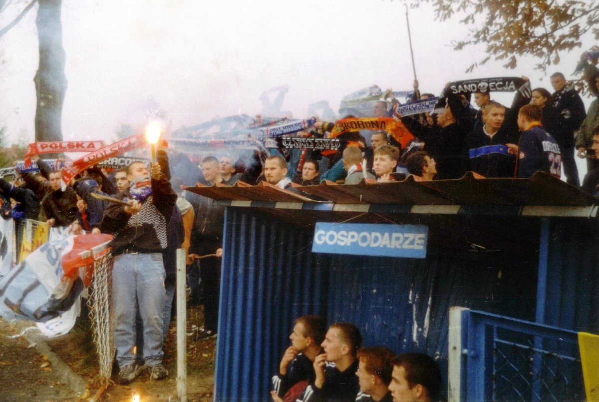 gra_gitara's tweet image. Ławka gospodarzy i sektor gości 😍

1998.10.18 Stal Łańcut - Stal Mielec