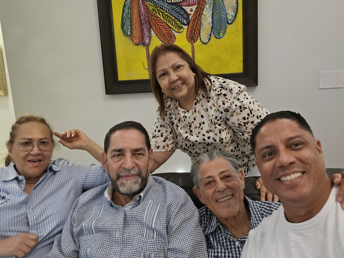 En el día de hoy he recibido un aluvión de llamadas para felicitarnos por nuestro nuevo aniversario de vida. Muchas llamadas llegaron desde el país y desde NY, NJ y su vecindad. Otros dirigentes del <a href="/PRM_Oficial/">PRM</a> del exterior que andan por el país, hicieron espacio para un café !