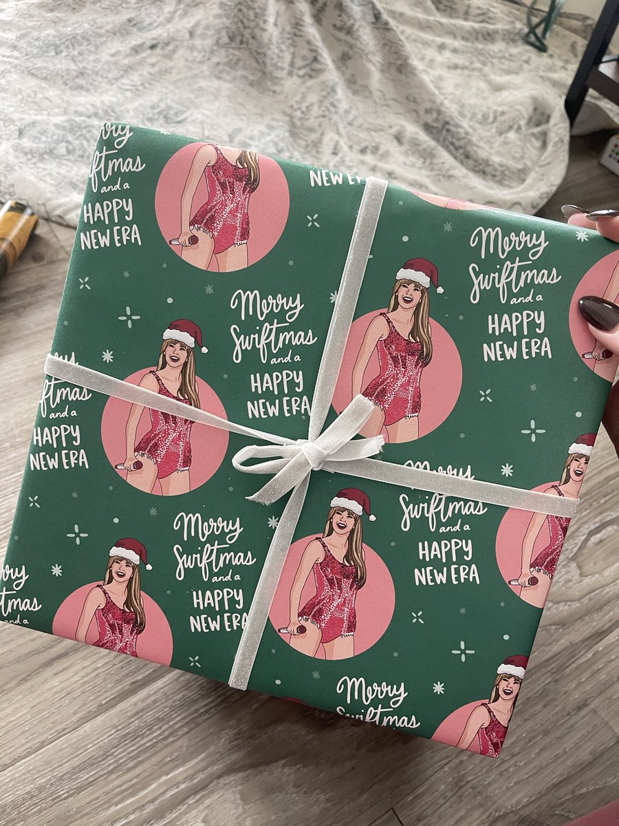 alexis_cherry_'s tweet photo. have to share my cute wrapping paper - does anyone like it 🥺🥺 (ps there is a snowglobe inside this box) https://t.co/WvncWEQJY4
