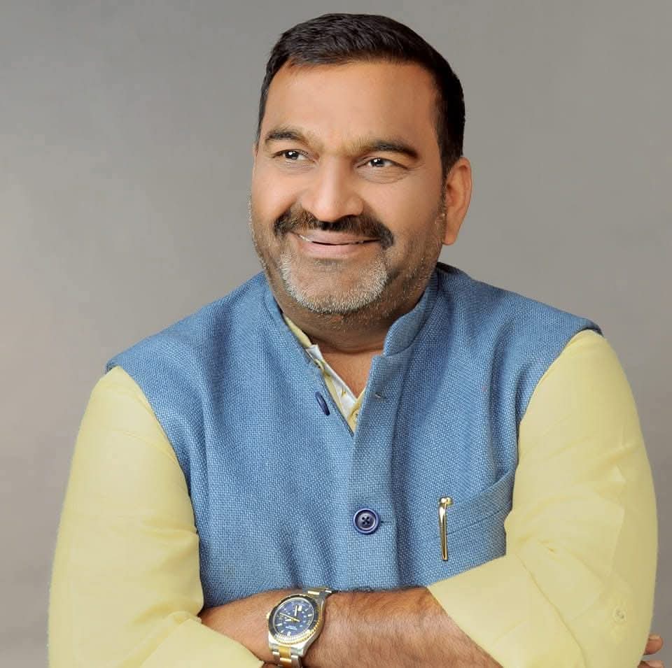 मेवाड़ वल्लभनगर  की एक अधूरी कहानी… जो अब अगला अध्याय माँगती है

वल्लभनगर की गलियों में एक समय एक ही बात कही जाती थी 
“यहाँ चेहरा बदले, सरकार बदले…
लेकिन किला नहीं टूटता।”

क्योंकि यह सिर्फ़ विधानसभा नहीं थी,
यह वर्षों से चला आ रहा एक राज था।

फिर एक दिन खेत से उठता हुआ एक नाम