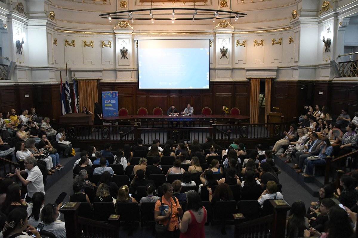 Ha sido un honor participar en el III Congreso Internacional de Psicología en Montevideo con la conferencia "Cuerpos en red, afectos en código". Expreso mi profunda gratitud a la <a href="/psicoudelaruy/">PsicoUdelar</a> y a <a href="/JRomano72/">Javier Romano</a>  por su amable invitación y excelente acogida.
cip.psico.edu.uy/emociones-en-m…
