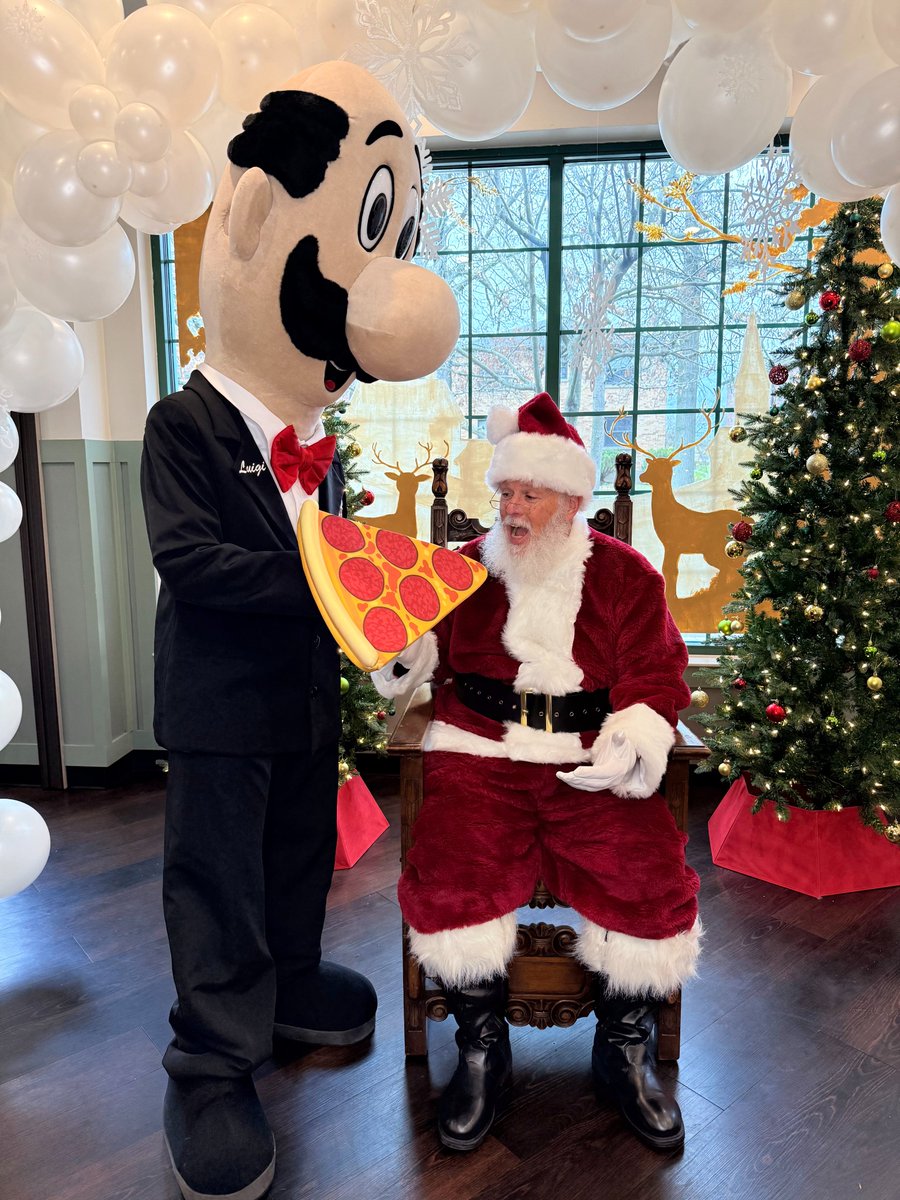 LaRosasPizza's tweet image. Look who stopped by LaRosa&apos;s Boudinot over the weekend! ✨🎅✨