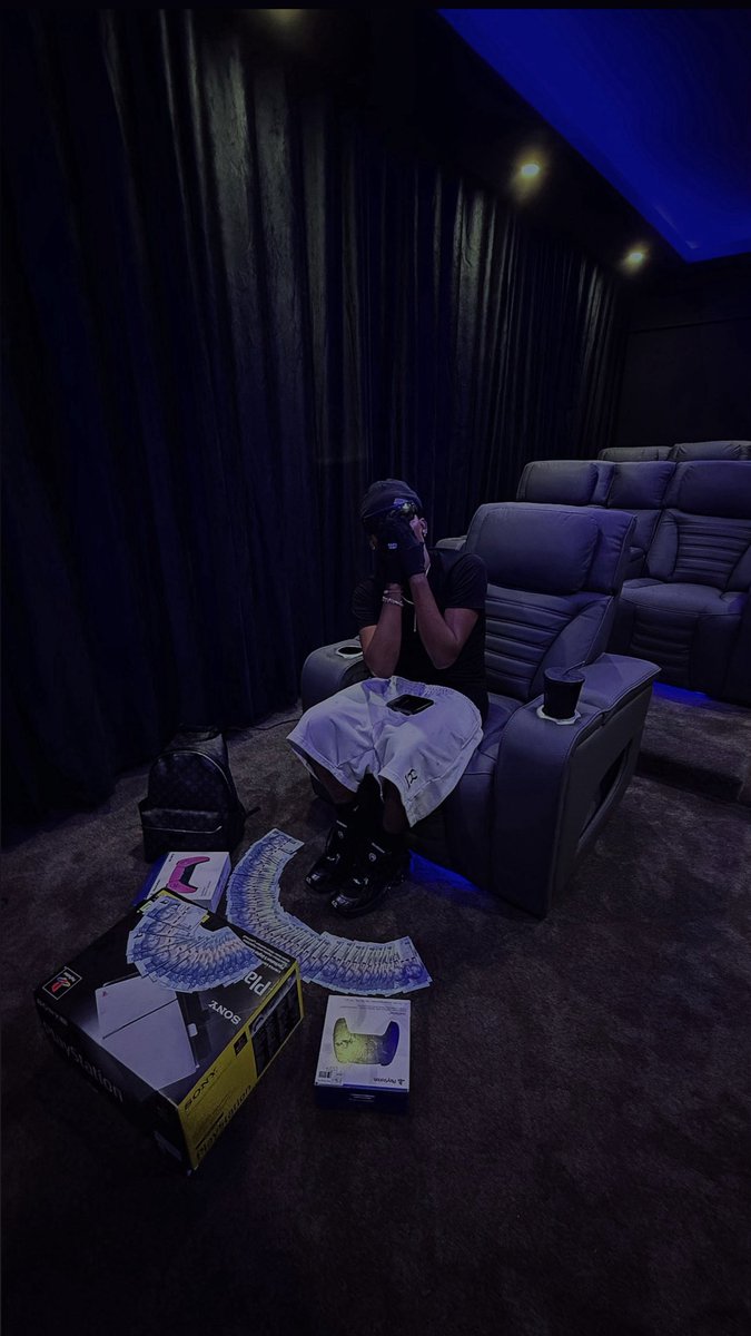 doctorpluggg's tweet photo. JUST LIVING 🤷🏽‍♀️ https://t.co/sfCUxOowUr