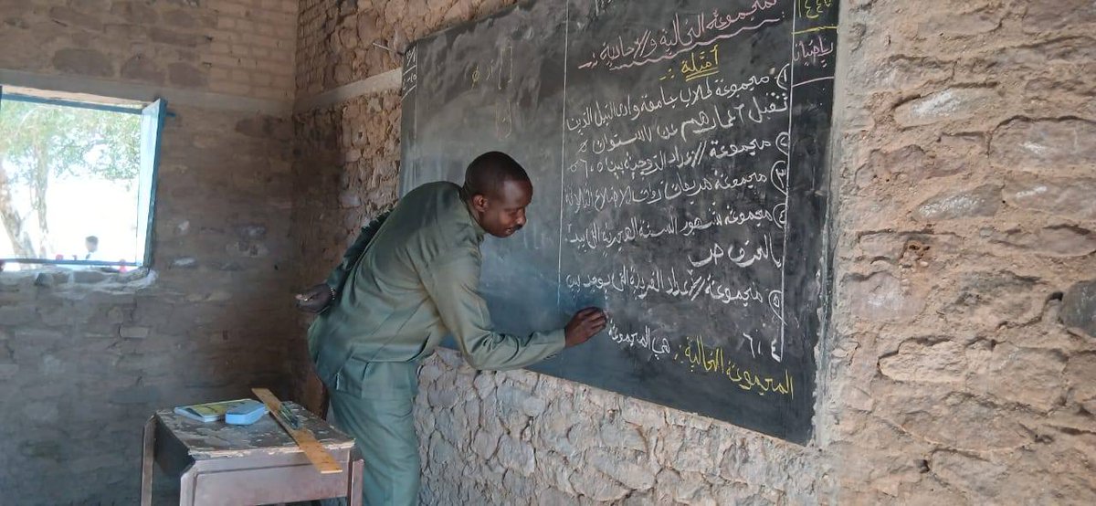 مجلس غرف طوارئ شمال دارفور:
1 ديسمبر 2025 م
إنجاز تاريخي يُضيء درب الأمل في منطقة جبل أوري
إعادة افتتاح المدرسة المحلية بعد انقطاع دام أكثر من ثلاث سنوات بسبب ويلات الحرب. بدعم من المجلس وبتضافر جهود أبناء المجتمع المحلي، عادت المقاعد الدراسية لتمتلئ بأحلام الطلاب والطالبات،