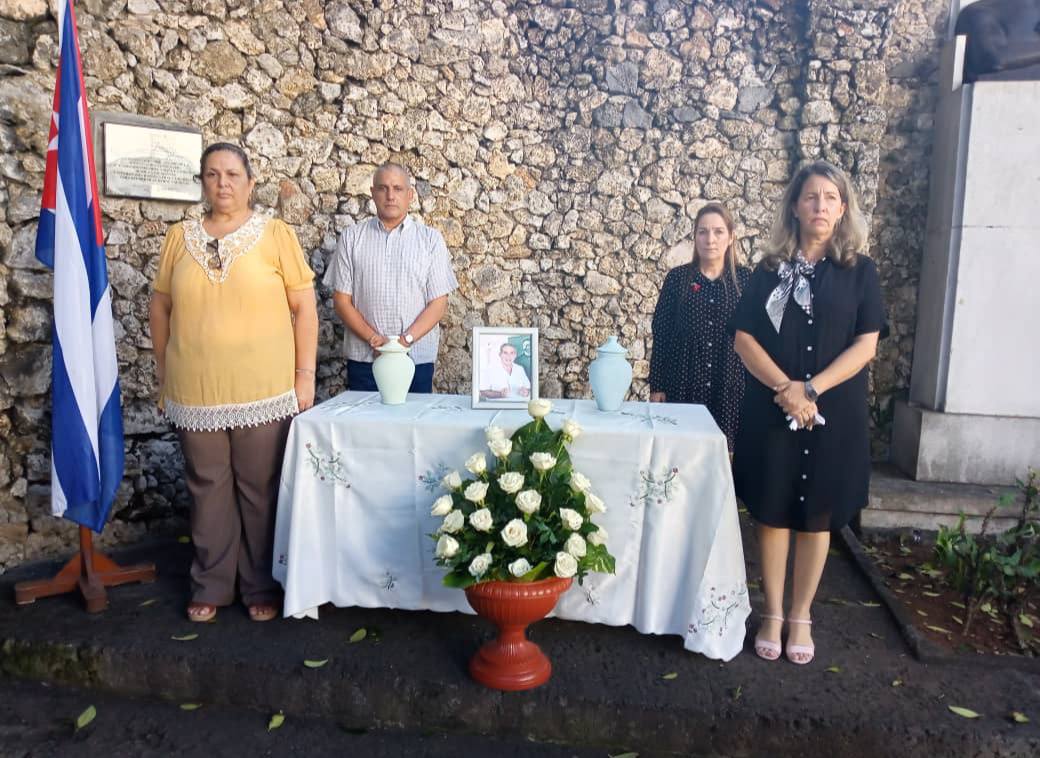 CubaMined's tweet photo. 🇨🇺 Los trabajadores del Ministerio de Educación de la República de Cuba  se reunieron esta mañana en la Fragua Martiana para junto a familiares, colegas y amigos, rendir un sencillo pero profundo homenaje al profesor Horacio Díaz Pendas.
#CubaMined https://t.co/qfeegkiwXT