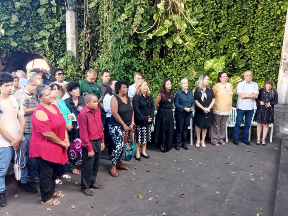 CubaMined's tweet photo. 🇨🇺 Los trabajadores del Ministerio de Educación de la República de Cuba  se reunieron esta mañana en la Fragua Martiana para junto a familiares, colegas y amigos, rendir un sencillo pero profundo homenaje al profesor Horacio Díaz Pendas.
#CubaMined https://t.co/qfeegkiwXT