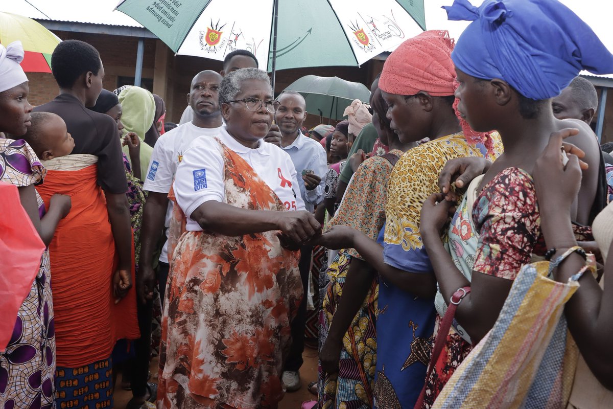 msp_burundi's tweet image. Après la #JMS à #Mpanda, Dr @Lydwinebara a effectué une visite ds 2 centres de distribution des #MIILDA du quartier #GASENYI de la commune #NTAHANGWA où elle a trouvé une foule très nombreuse. Elle a rassuré que chaque ménage dénombré qui a un ticket recevra leurs #Moustiquaires.