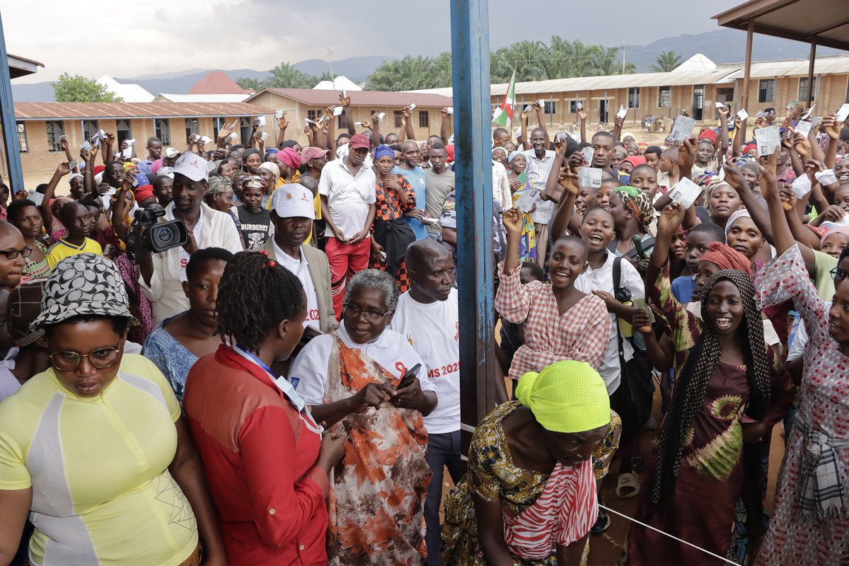 msp_burundi's tweet image. Après la #JMS à #Mpanda, Dr @Lydwinebara a effectué une visite ds 2 centres de distribution des #MIILDA du quartier #GASENYI de la commune #NTAHANGWA où elle a trouvé une foule très nombreuse. Elle a rassuré que chaque ménage dénombré qui a un ticket recevra leurs #Moustiquaires.