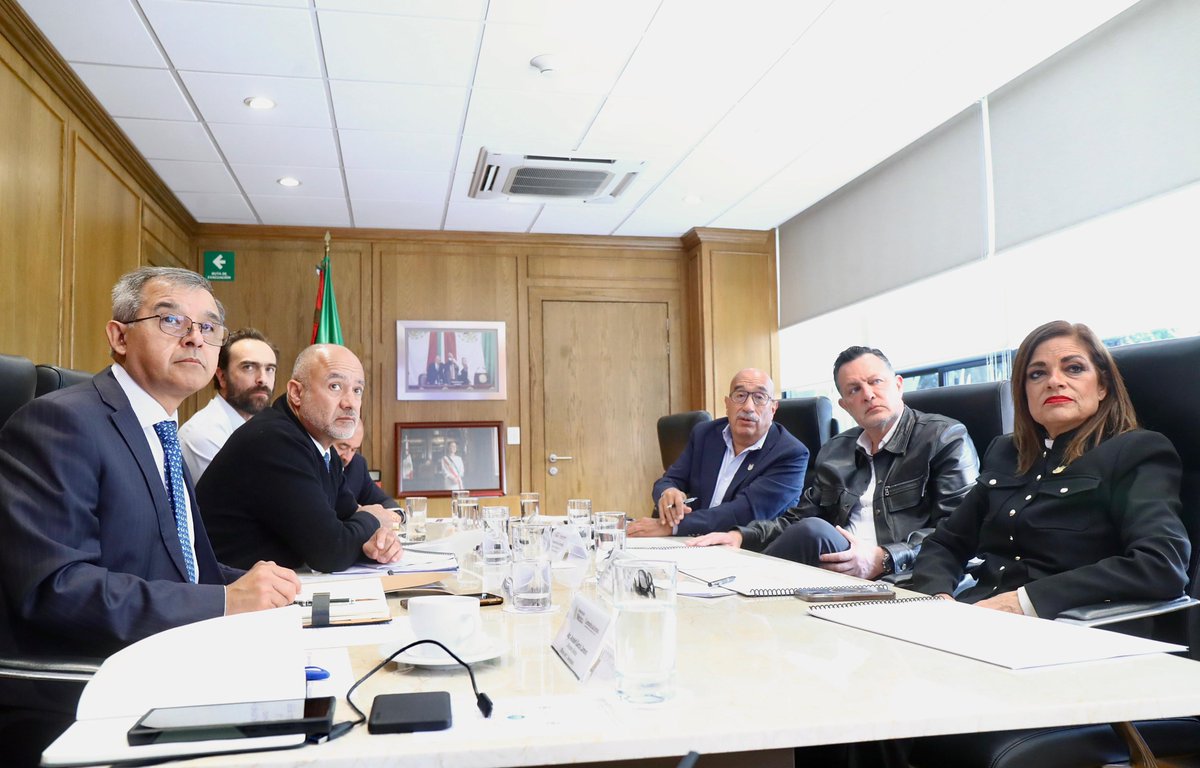 SICTmx's tweet photo. Jesús Esteva Medina, titular de la #SICT; Juan Carlos Fuentes Orrala, subsecretario de Infraestructura; @Andreslajous, titular de la #ARTF, y Carlos García Villaseñor, director del Centro @SICT_QUERETARO, sostuvieron una reunión de trabajo con @makugo, gobernador de Querétaro para dar seguimiento a las obras de infraestructura en la entidad.
¡Seguimos trabajando en coordinación con los gobiernos estatales para llevar bienestar y desarrollo a cada rincón del país!