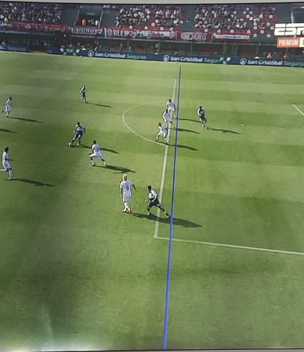 GuidoNewsAR's tweet photo. La línea vertical del VAR para habilitar al jugador de Gimnasia, que le gana 1-0 al poderoso Barracas Central del "Chiqui" Tapia

De una semana a la otra se dio vuelta todo en el fútbol Argentino. Lo que hace la presión de la gente.. https://t.co/Aa12N35Ggq