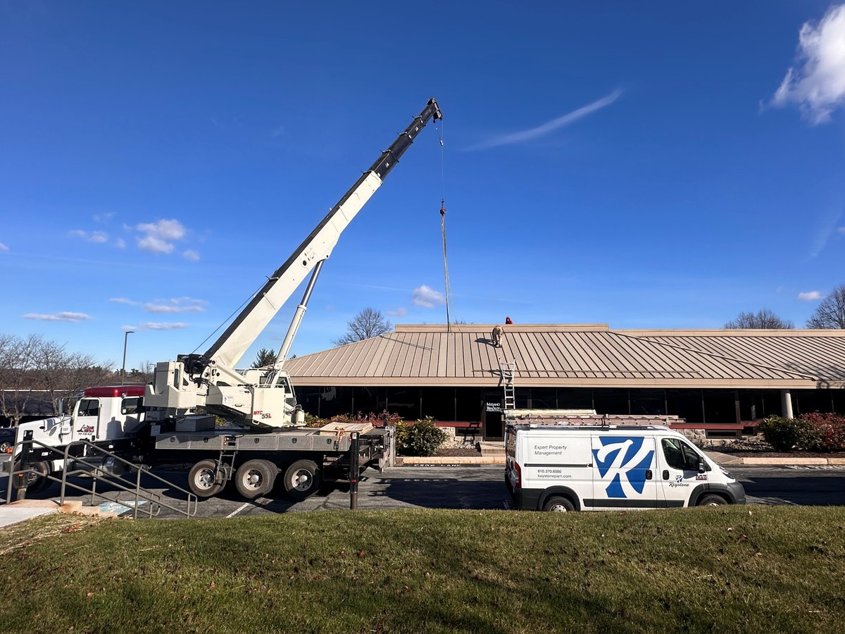 New week, new month and new #rooftopunit for this office building. 🏢 We love a good #HeavyLiftDay that adds to the success of the commercial buildings that we care for, and the people in it.