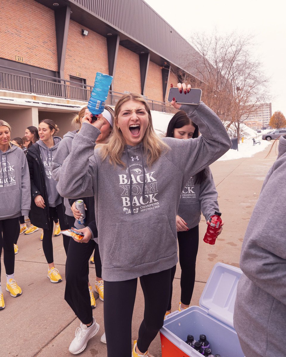 UWOVolleyball's tweet photo. Thanks for the send-off Titan Nation! https://t.co/QxvbRps4G7