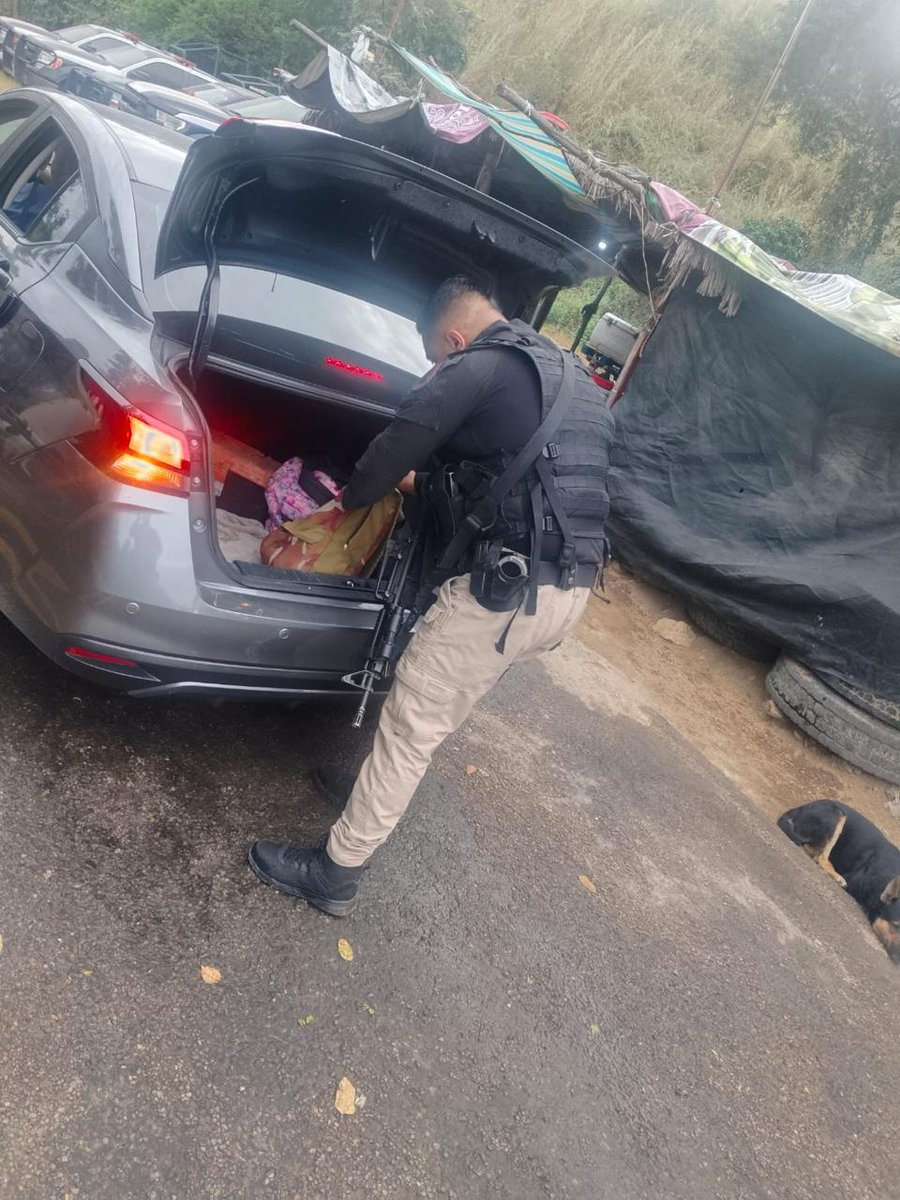 sspdgo's tweet image. #DurangoRenace Se mantienen blindada la frontera con el Estado de Sinaloa, con el puesto de inspección y prevención del delito, en San Dimas, Dgo., por elementos de la Policía Estatal, llevando a cabo revisiones y consulta de datos de vehículos y conductores. #SSPDgo