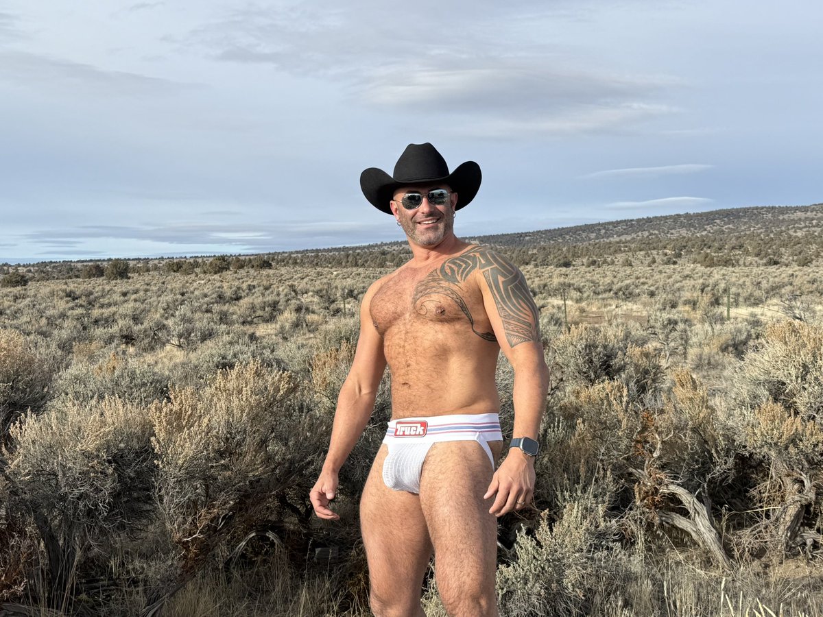 Bend me over a sagebrush and call me your desert cowboy

#gaycowboy #jockstrap #hairyass #muscle