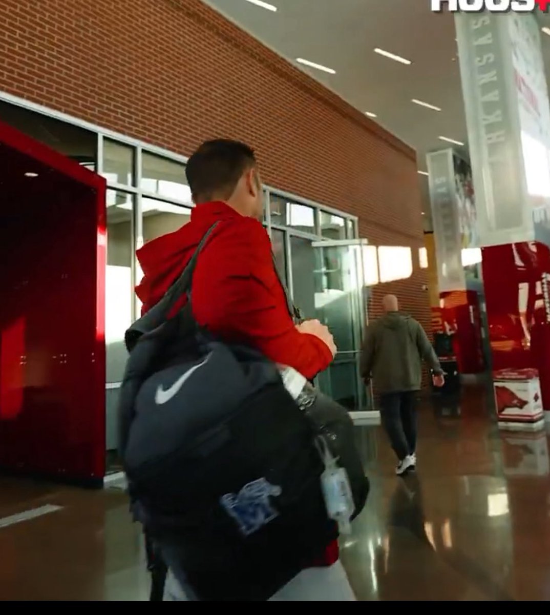 Devin_Walker2's tweet image. ryan pulled up with the memphis backpack 😂 💀