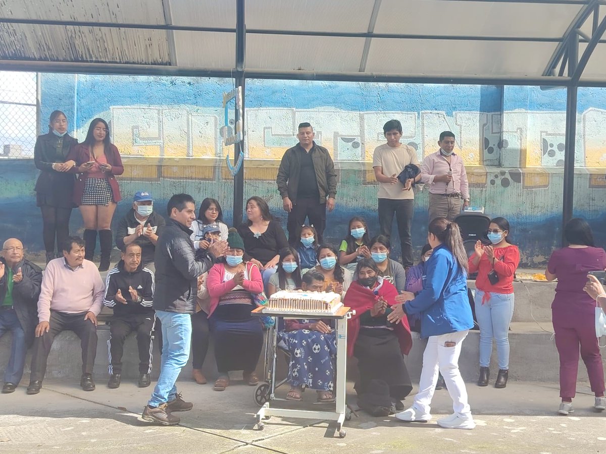 HospAdultoMayor's tweet photo. 🌿En el HAIAM reafirmamos nuestro compromiso con el bienestar integral de nuestros pacientes. Acompañamos al Sr. Alejandro Gavilánez en su cumpleaños número 90, después de su proceso de recuperación por una insuficiencia cardíaca en nuestra Unidad Geriátrica de Agudos. https://t.co/RoRhsE50g2