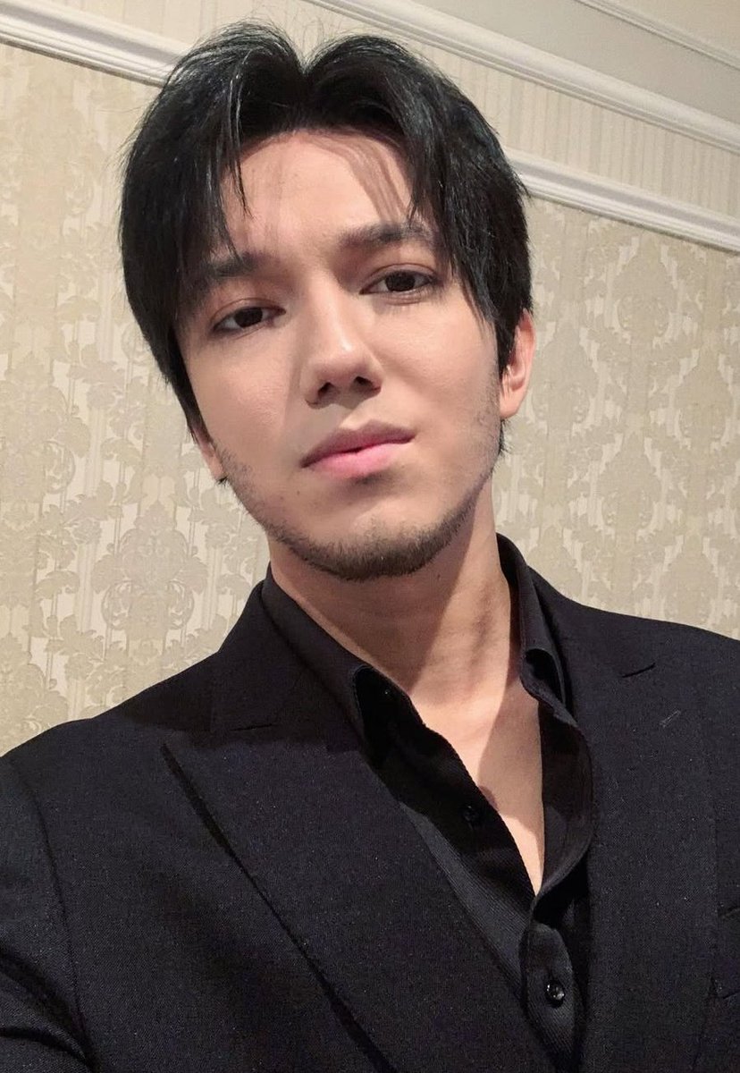 <a href="/DDears00/">DQDears00</a> En sus conciertos, el escenario deja de ser un lugar físico y se convierte en un universo emocional donde cada canción abre puertas a mundos distintos, desde la ternura hasta la grandeza.

A VOICE THAT UNITES 
#DimashQudaibergen 
Follow the music