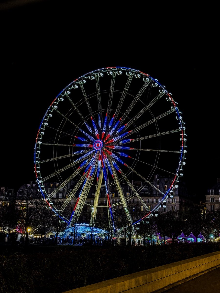 faresrsf's tweet photo. Les balades sur Paris la nuit en ce moment c’est excellent https://t.co/o7euXw5Gtb