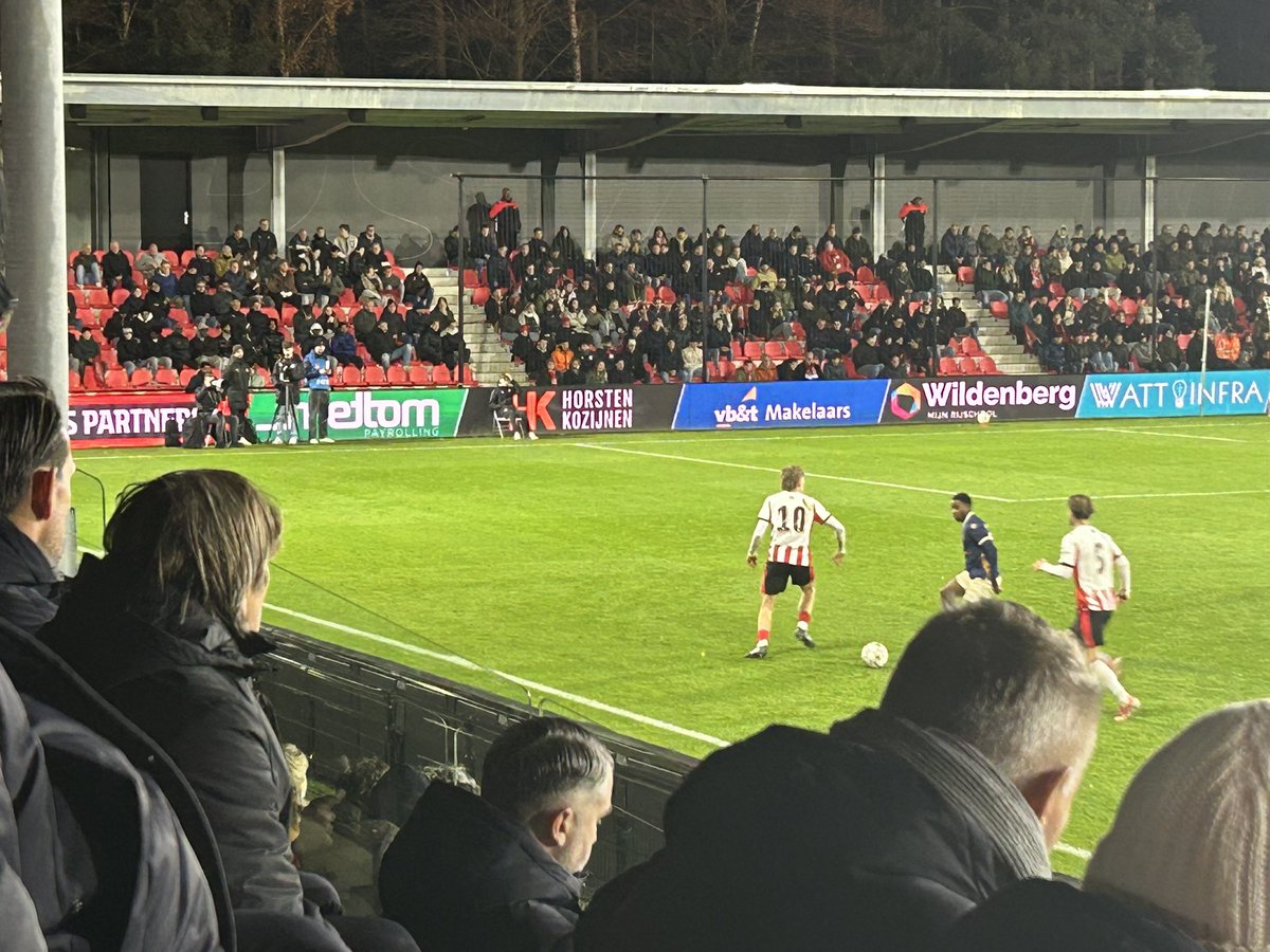 Phillip Cocu, links, is vandaag begonnen bij PSV als manager topsport en kijkt toe hoe de talenten met wie hij aan de slag gaat vooralsnog niets te duchten hebben van RKC: 3-0.