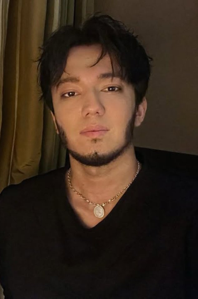 <a href="/DDears00/">DQDears00</a> Asistir a uno de sus conciertos es contemplar cómo el arte se vuelve alma y energía, pues cada gesto y cada nota parecen estar cargados de un propósito que va más allá del entretenimiento.

A VOICE THAT UNITES 
#DimashQudaibergen 
Follow the music