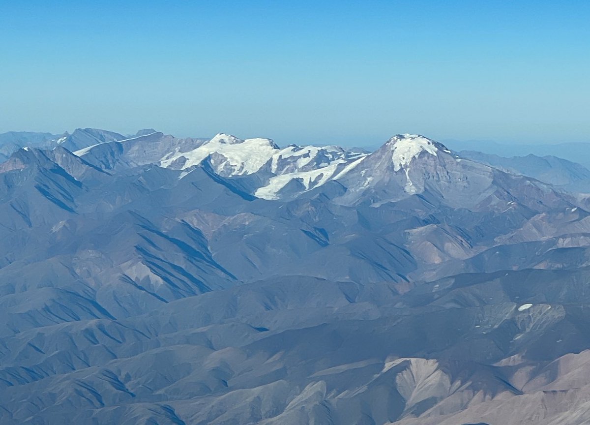 GaboAir's tweet image. Por dónde cruzamos la Cordillera de los Andes ?

Quienes vieron la trayectoria del vuelo entre Iguazú y Lima de Flybondi, se habrán preguntado por qué no ir en “línea recta” en lugar de volar más tiempo ?

Hilo con explicación 🧵➡️