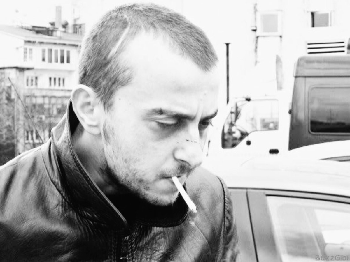 aynaya bak bir harabe gibisin. oysa sen çok güzel bir çocuktun.