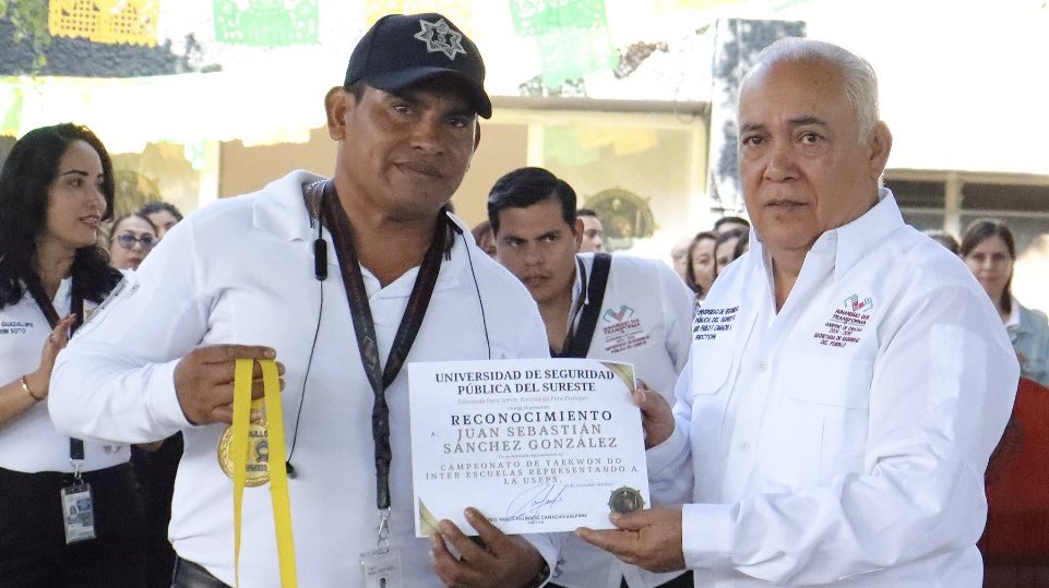 sspchiapas's tweet image. Inicia USEPS de la SSP reconociendo participaciones destacadas.

facebook.com/share/p/14UeP5…

#SecretaríaDeSeguridadDelPueblo
#CeroCorrupción 
#HumanismoQueTransforma